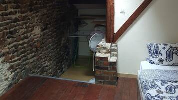 2 chambres, bureau, fer et planche Ă repasser