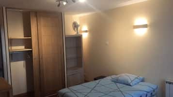2 bedrooms, desk, iron/ironing board, WiFi