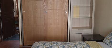 2 bedrooms, desk, iron/ironing board, WiFi