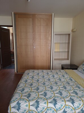 2 Schlafzimmer, Schreibtisch, Bügeleisen/Bügelbrett, WLAN