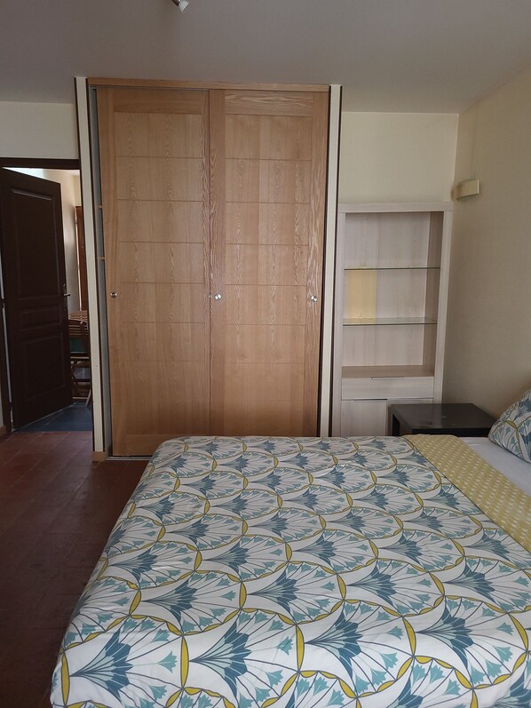 2 bedrooms, desk, iron/ironing board, WiFi - THROUGH-APARTMENT WITH LOIRE VIEW (N°13) (Roanne)