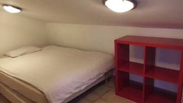 1 slaapkamer, een bureau, een strijkplank/strijkijzer, wifi