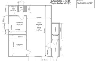 Een plattegrond van een kamer met afmetingen in millimeters en centimeters, met een WC, badkamer, twee slaapkamers, een keuken en een inloopkast.