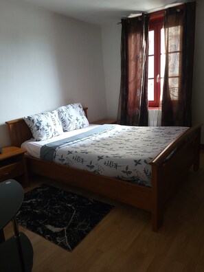 1 habitación, escritorio, tabla de planchar con plancha y wifi 