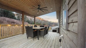 Outdoor dining - Hollow Hideaway 1A- Serene Getaway-Sleeps 4 (Columbia)