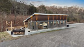 Exterior - Hollow Hideaway 1A- Serene Getaway-Sleeps 4 (Columbia)