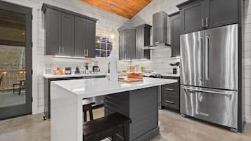 Microones, placa de cuina, rentaplats i cafetera i tetera