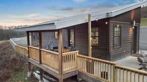 Outdoor dining - Hollow Hideaway 1A- Serene Getaway-Sleeps 4 (Columbia)