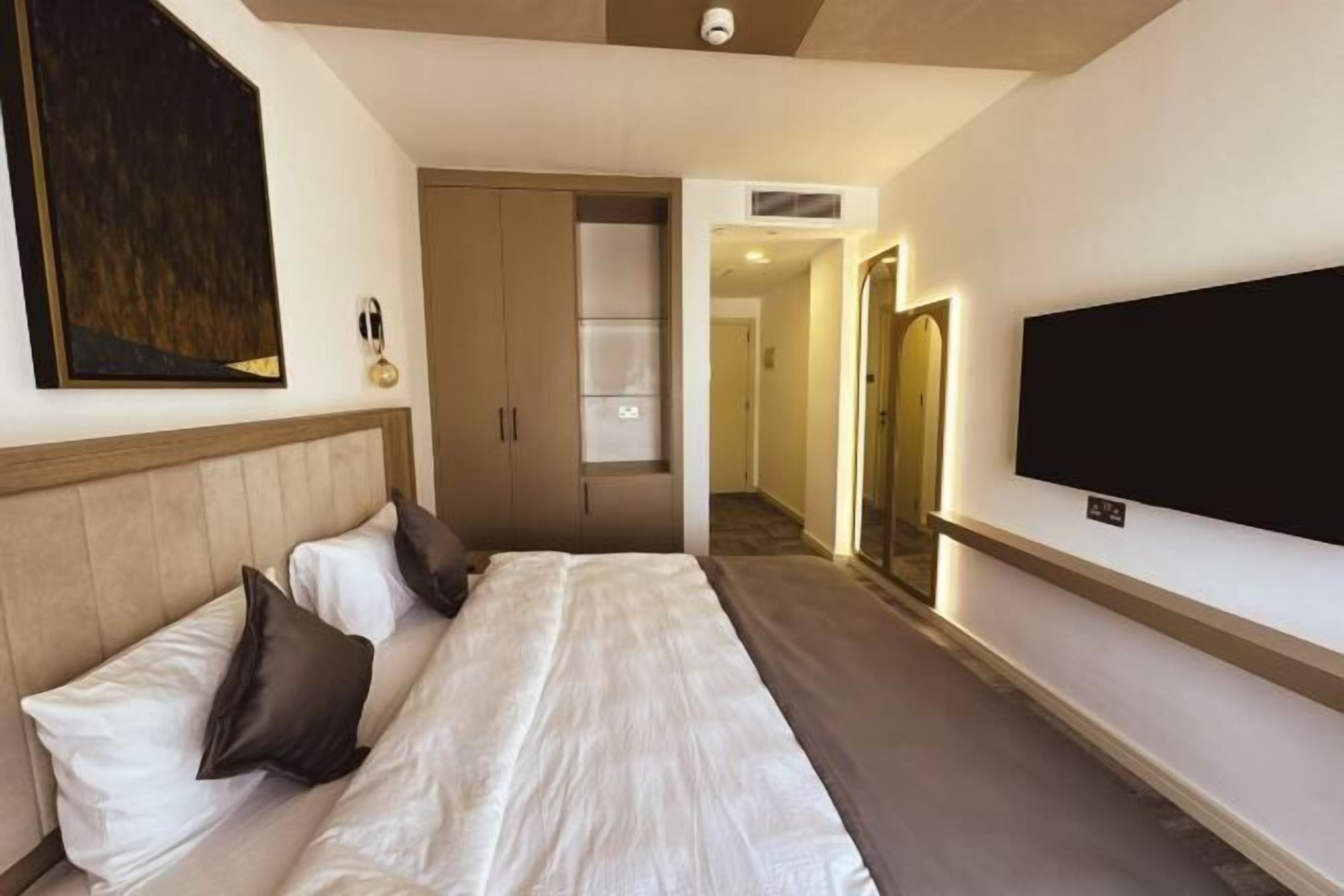 Minibar, odada kasa, masa, dizüstü bilgisayar çalışma alanı 