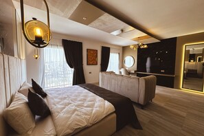 Superior Oda | Minibar, odada kasa, masa, dizüstü bilgisayar çalışma alanı 