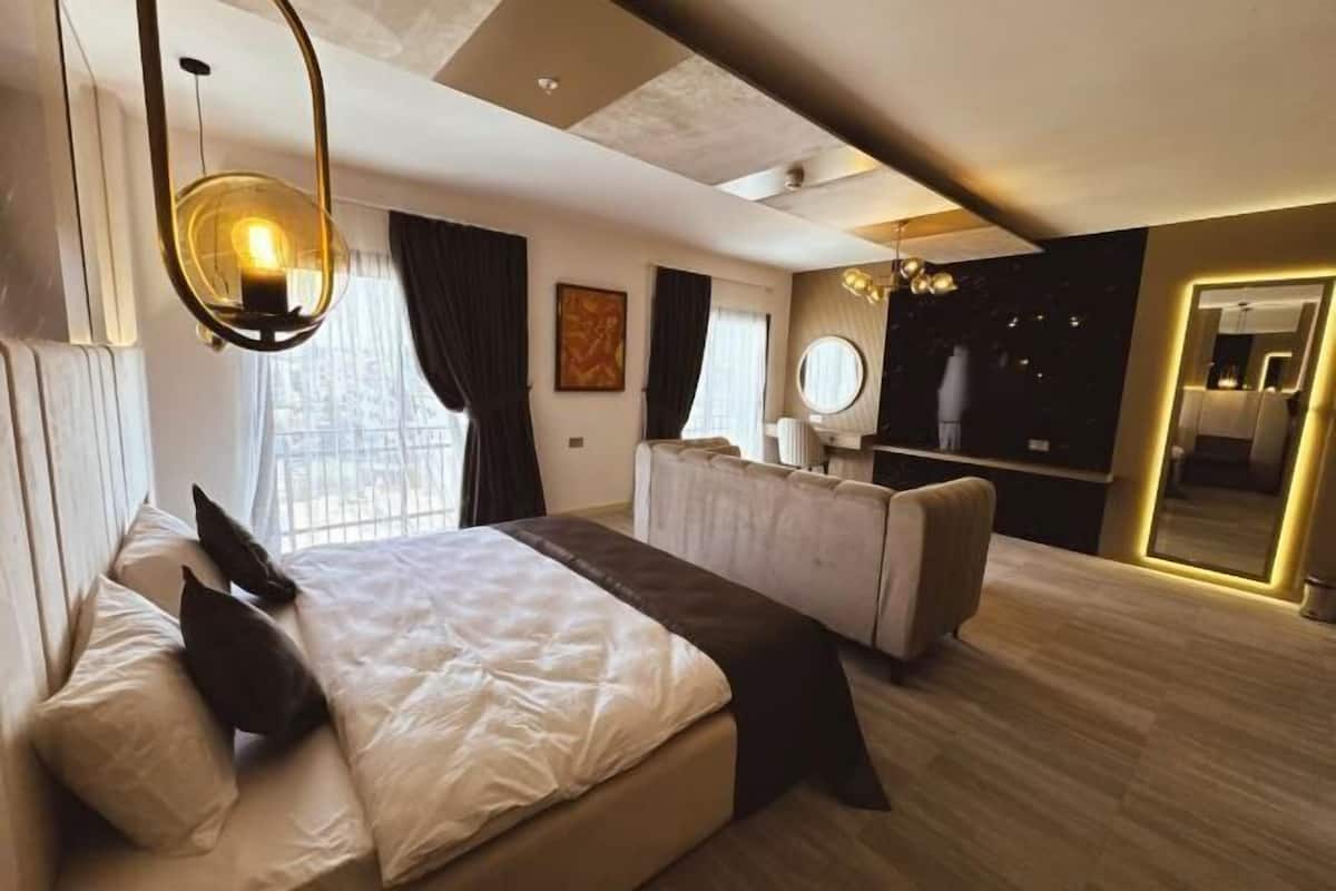 Minibar, odada kasa, masa, dizüstü bilgisayar çalışma alanı