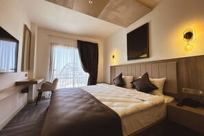 Deluxe Tek Büyük Yataklı Oda, Balkon, Dağ Manzaralı | Minibar, odada kasa, masa, dizüstü bilgisayar çalışma alanı