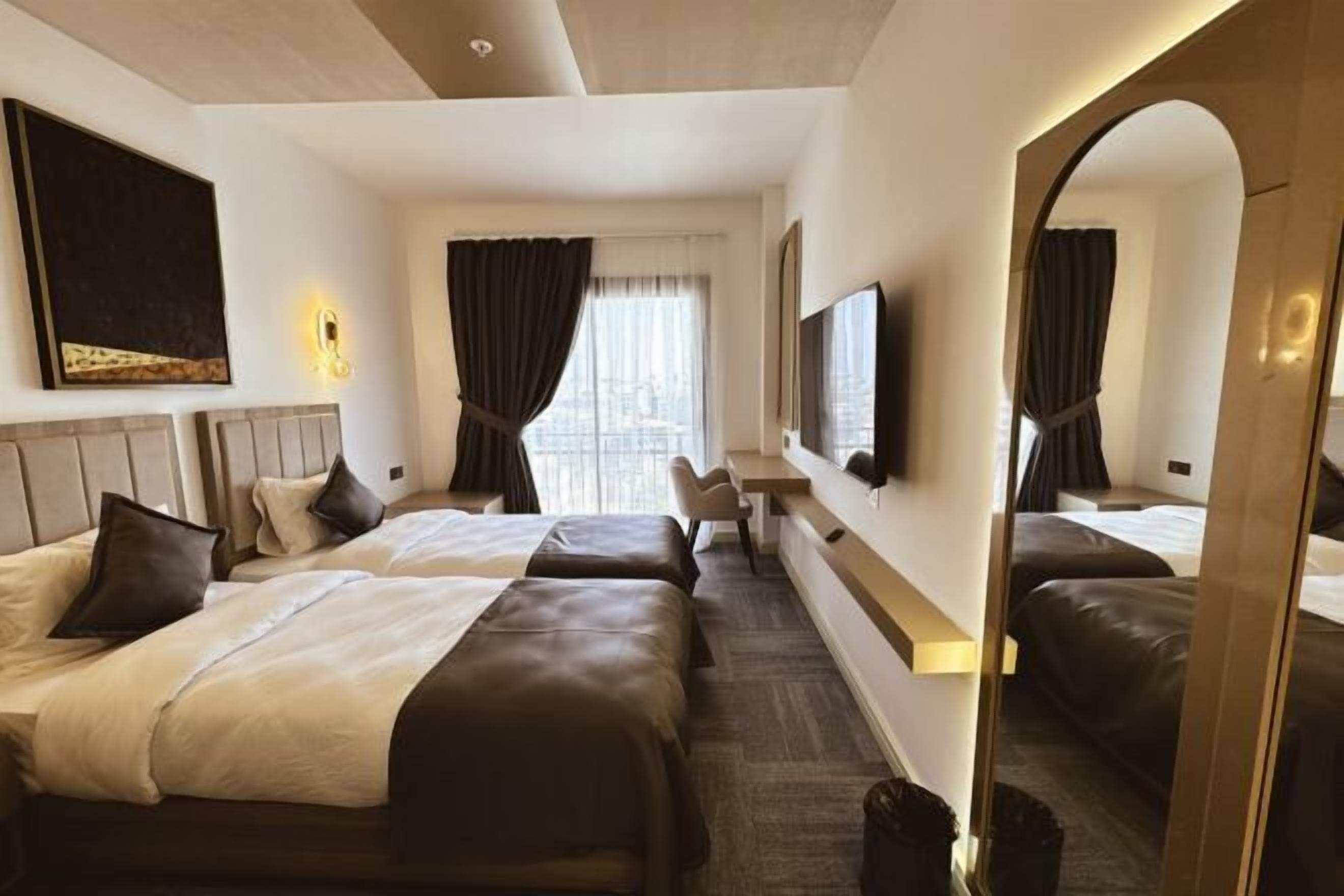 Minibar, odada kasa, masa, dizüstü bilgisayar çalışma alanı 