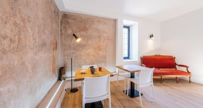 Chambre spacieuse et lumineuse dans une tour médiévale. Espace partagé au RDC.