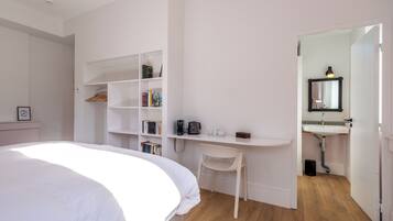 1 slaapkamer, een bureau, een strijkplank/strijkijzer, reisbedje