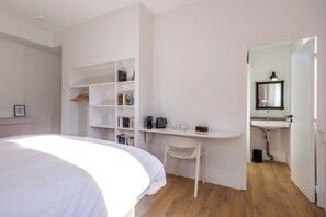 1 chambre, bureau, fer et planche à repasser, lit parapluie