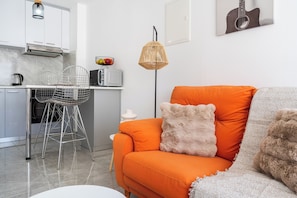 Appartement, 1 chambre, vue sur la ville, en mezzanine | Salle de séjour | Téléviseur connecté de 43 po avec télévision numérique
