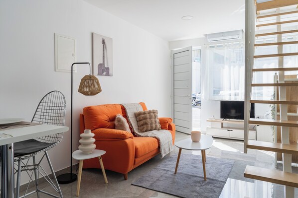 Appartement, 1 chambre, vue sur la ville, en mezzanine | Salle de séjour | Téléviseur connecté de 43 po avec télévision numérique