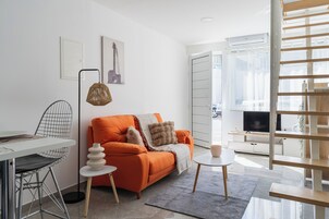 Appartement, 1 chambre, vue ville, en mezzanine | Salle de séjour | TV connectée de 43 pouces avec chaînes numériques, services de streaming