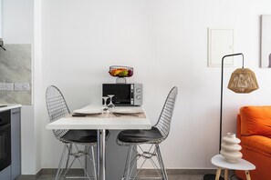 Apartment, 1 Schlafzimmer, Stadtblick, Zwischengeschoss | Esszimmer