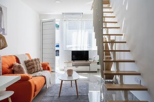 Appartement, 1 chambre, vue ville, en mezzanine | Salle de séjour | TV connectée de 43 pouces avec chaînes numériques, services de streaming