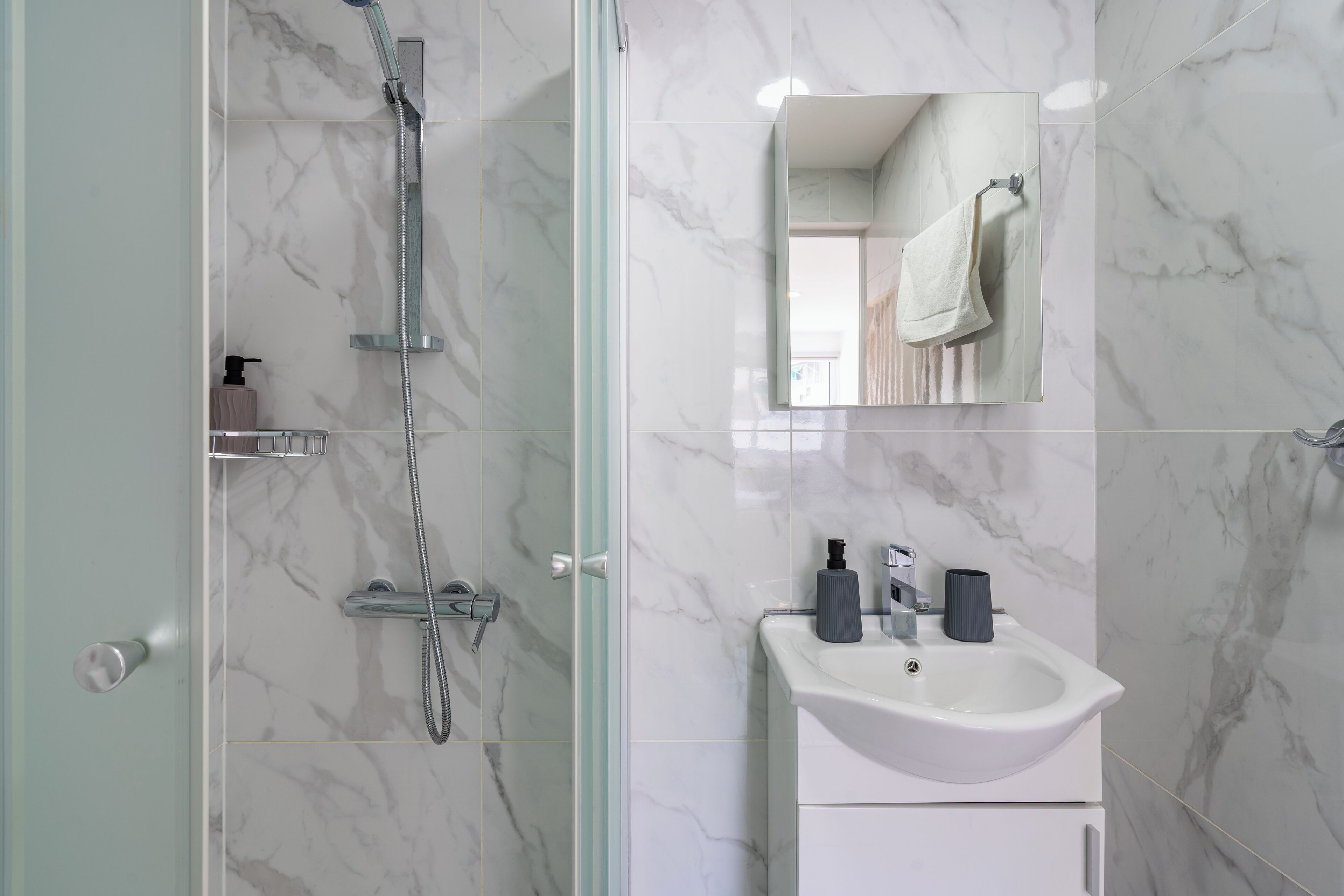 Appartamento, 1 camera da letto, vista città, al piano ammezzato | Bagno | Doccia, set di cortesia gratuito, asciugacapelli, asciugamani