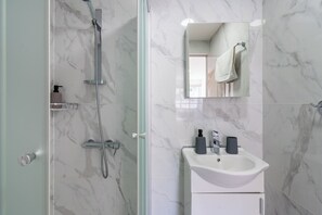 Appartement, 1 slaapkamer, uitzicht op stad, op tussenverdieping | Badkamer | Een douche, gratis toiletartikelen, een haardroger, handdoeken