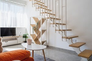 Appartement, 1 chambre, vue ville, en mezzanine | Salle de séjour | TV connectée de 43 pouces avec chaînes numériques, services de streaming