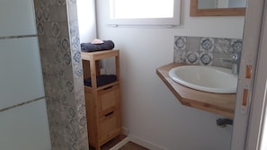 Shower, towels, toilet paper