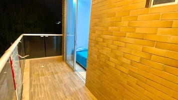 Kahden hengen deluxe-huone, kaupunkinäköala | Parveke
