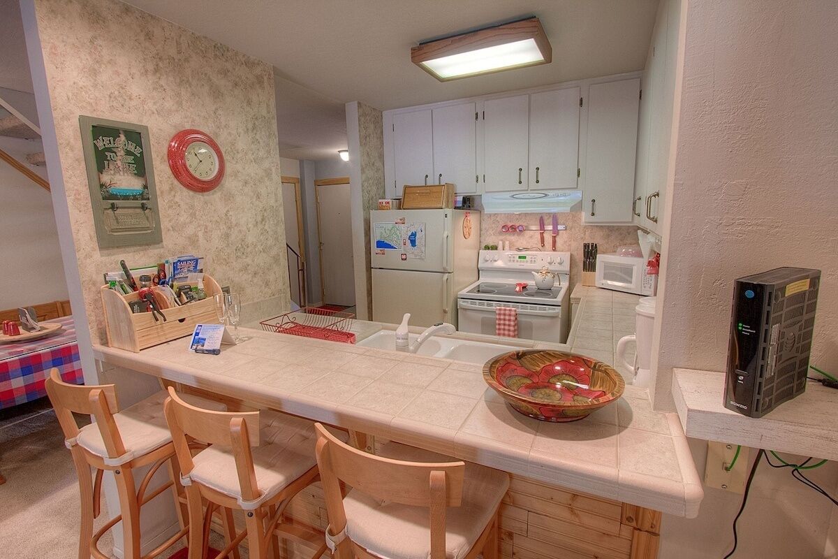 Condo, 2 Bedrooms | Private kitchen | Fridge, oven, coffee/tea maker, toaster