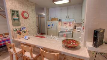Condo, 2 Bedrooms | Private kitchen | Fridge, oven, coffee/tea maker, toaster