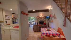 Condo, 2 Bedrooms | Bahagian dalam
