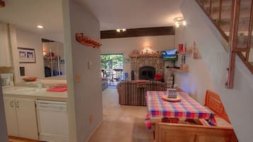 Condo, 2 Bedrooms | Interior