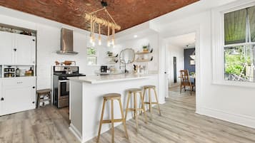 Casa, 3 habitaciones | Cocina privada | Refrigerador, horno y cafetera y tetera