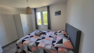 1 bedroom, travel cot, free WiFi, bed sheets
