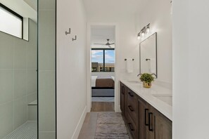 Casa, varias habitaciones | 8 habitaciones y espacio para trabajar con laptop