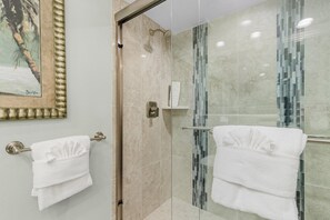 Appart'hĂŽtel, 2 chambres | Salle de bain | Serviettes fournies