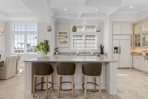 House, 5 Bedrooms | Dapur peribadi | Peti sejuk, ketuhar, pembancuh kopi/teh, pembakar roti 