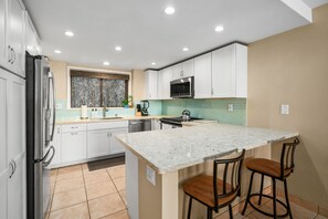 Condo, 2 phòng ngủ | Bếp riêng | Dụng cụ pha cà phê/trà, tủ lạnh, lò nướng, lò nướng bánh mì 