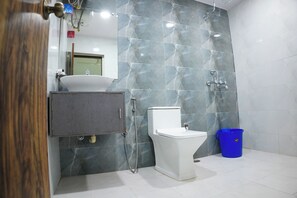 Luxury Suite, City View | Bathroom | Shower, rainfall showerhead, free toiletries, slippers - Hotel Grand Residency (Jamshedpur)