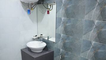 Suite de luxe, vistes a la ciutat | Bany | Dutxa, capçal de dutxa tipus cascada i articles de tocador gratuïts