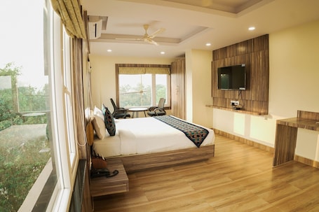 Luxury Suite, City View | 1 bedroom, iron/ironing board, free WiFi, bed sheets