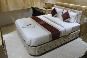Deluxe Double Room | Free WiFi - Hotel Milona (Navi Mumbai)