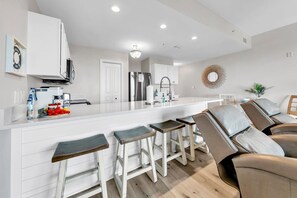 Fridge, microwave, oven, stovetop - 🏖️Beach Resort 401 - Blue View | Walk to Beach + Free Seasonal Beach Service (Miramar Beach)