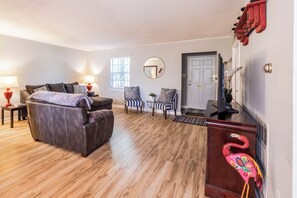 Living area - 3-bedroom Masters Rental in Prime Location! (Augusta)