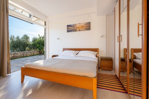 Apartment with Two-bedrooms and Sea View