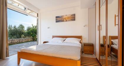 Apartment with Two-bedrooms and Sea View