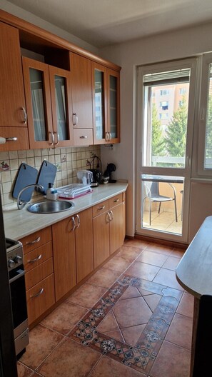 Réfrigérateur, four, lave-vaisselle, cafetière/bouilloire