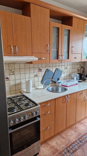 Refrigerador, horno, lavavajillas y cafetera y tetera 